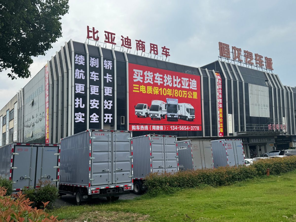客户场地实景：批量交付区停放整排待交付新车，等待整备交付